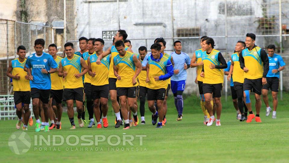 Skuat%20Arema%20Cronus%20saat%20menjalani%20sesi%20latihan.